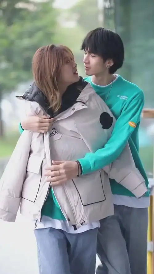 真羡慕,我也想给女朋友披个外套,可是突然想起来我没女朋友