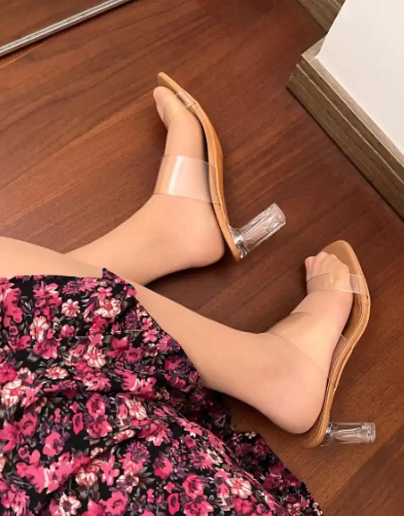 凉鞋丝袜碎花裙,简单却不失美丽.