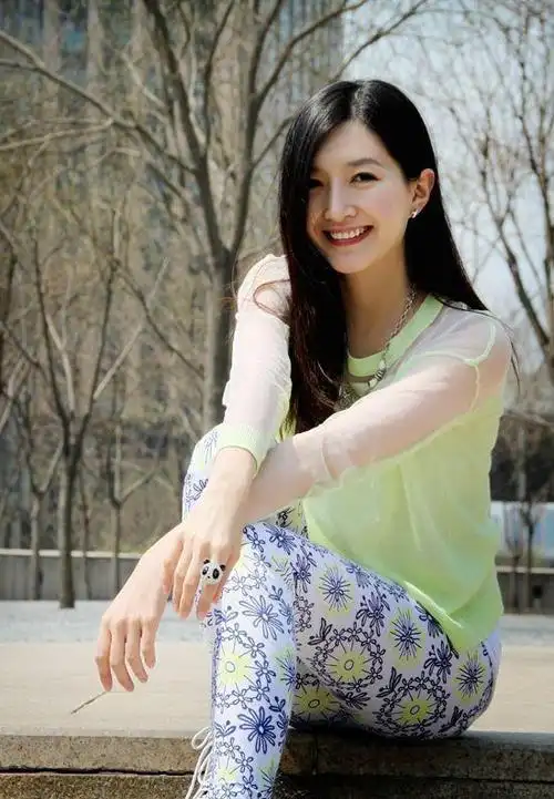 事实证明,王传君没说错,36岁的江疏影,就是一个"平庸"的美女