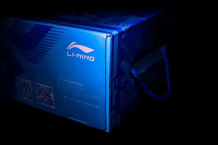 鞋盒的上方还有方便提取的提手设计;作为套装的球鞋鞋盒李宁也是非常