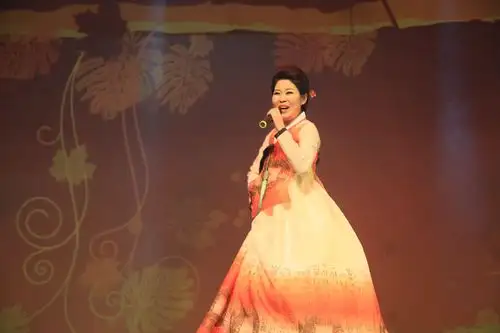 朝鲜族歌手金善姬演唱《红太阳照边疆》