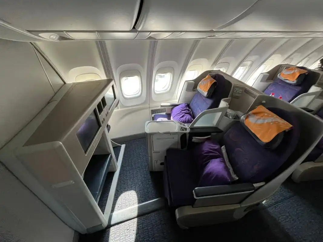 国航双层飞机 波音747 二楼公务舱体验 最近国航恢复了京穗京深线的