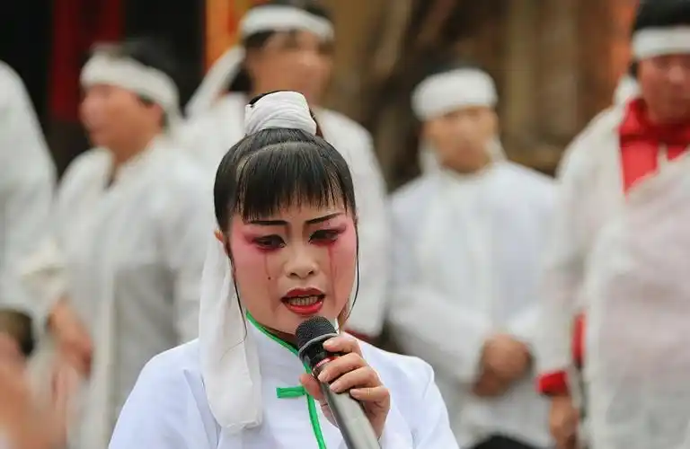 摄影师记录职业哭灵女 每月"哭"二十余场
