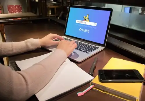 mac苹果电脑咖啡厅办公电脑样机场景模板