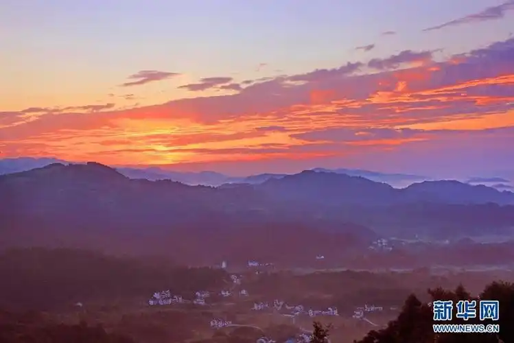 安徽远山如黛霞色赤一绸红缎铺天际