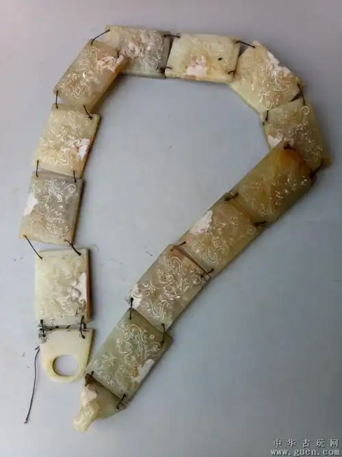 出土的汉代雕工精细老和田玉腰带