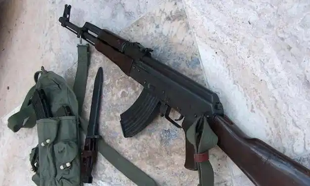 68式有效射程范围限制在300-400米左右,不如akm突击步枪那样精准 .