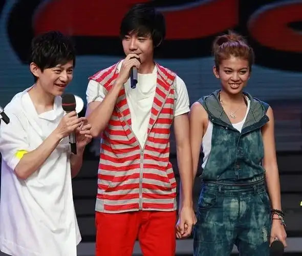 谈莉娜和欧阳娜娜好像对比照片,她现在退出娱乐圈了吗?