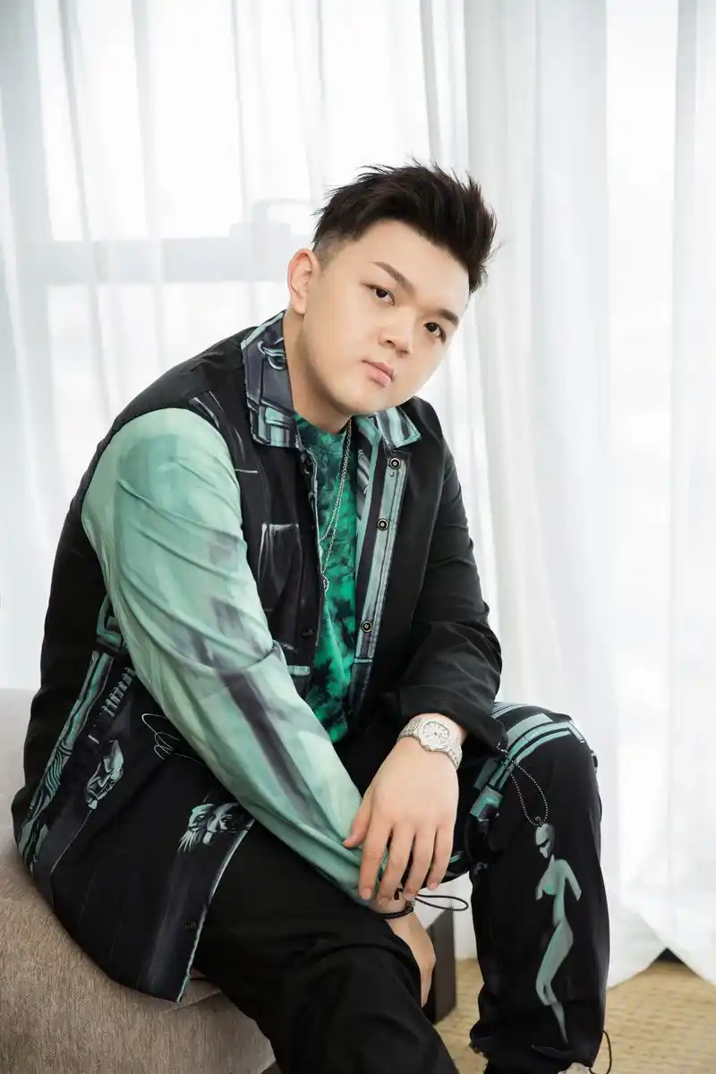 爱奇艺运动会上,艾福杰尼跨界担当体育主持人,说唱歌手跨界主持,主持