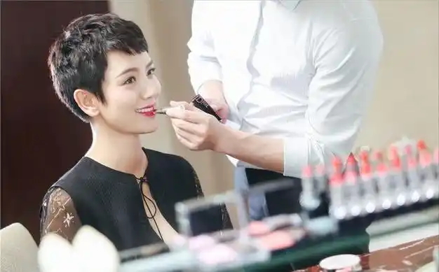 刘恺威现任女友是真的美短发配透视裙优雅迷人气场不输杨幂