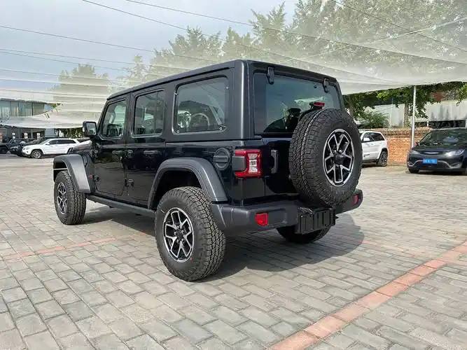 北京牧马人4s店罗宾汉四门黑色白色红色促销