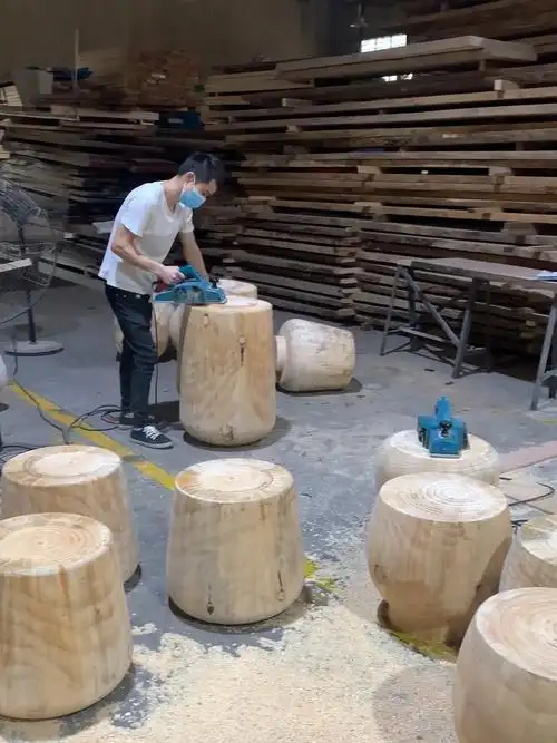 原木家具定制工厂的车间生产日常