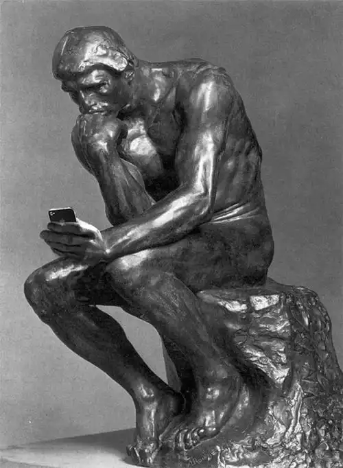"沉思者"似乎都不愿意以思考为乐了,还是玩手机比较开心.