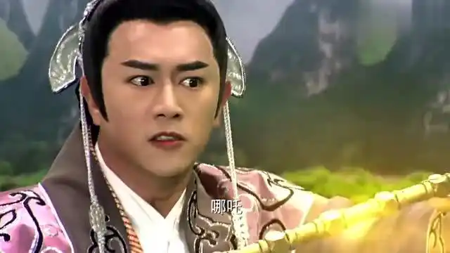 袁洪正要杀哪吒,不料杨显恢复了本体,竟直接把袁洪身体捅穿了!