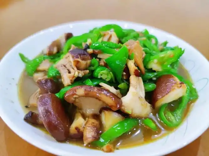 妈妈做的辣椒香菇炒肉75也太下饭了吧03