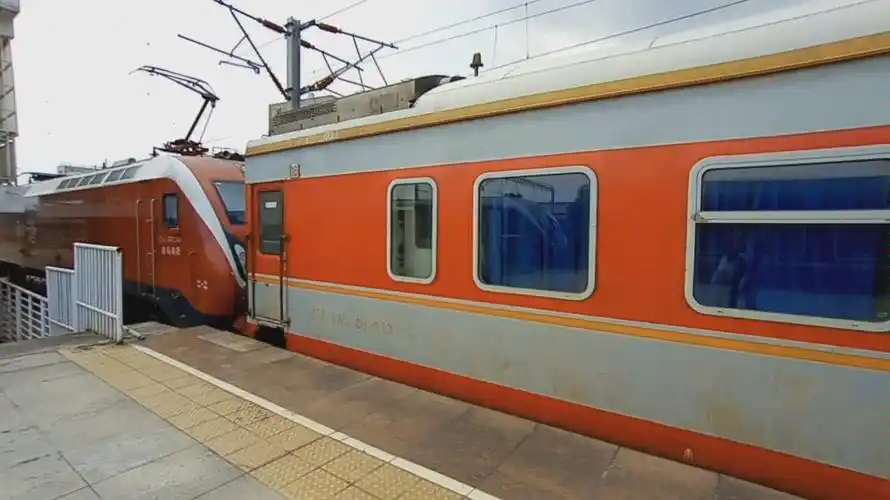 k106 深圳-北京西 (京局还是有很多红皮车)