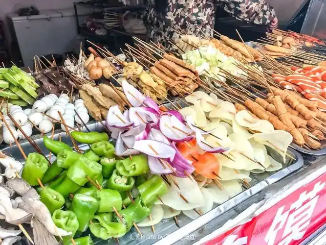 小破街上的炸串店,火了11年!