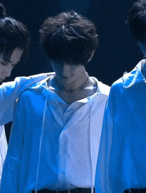 丁程鑫的锁骨绝了程年人在外面一定要好好保护自己@时代少年团-丁程鑫