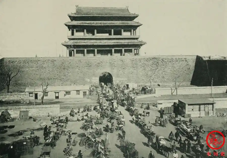 清末老照片:1906年的北京,天坛荒草萋萋,旗人妇女骑驴出门