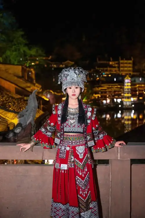红色的少数民族服装真是太漂亮了在夜色里也能特别的突出