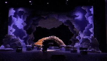 《月亮上的镜子》剧组已经开始装台,奇幻的故事当然要配奇幻的舞台