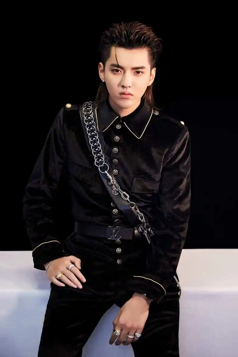 lv全球代言人吴亦凡,论wuli凡凡的时尚资源有多强