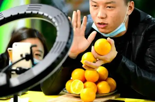直播卖了101箱橙子,透明杯装试吃红心火龙果让消费者感到高级_水果