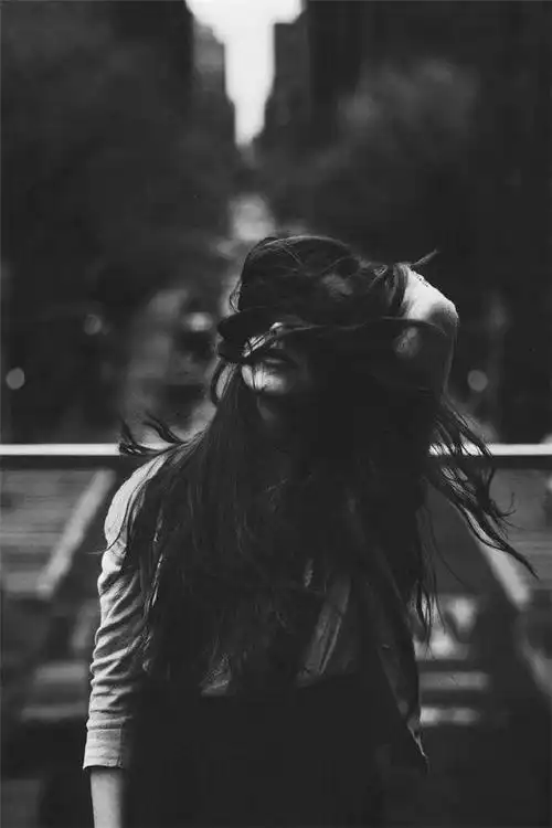 黑白性感长发美女伤感图片手机壁纸下载