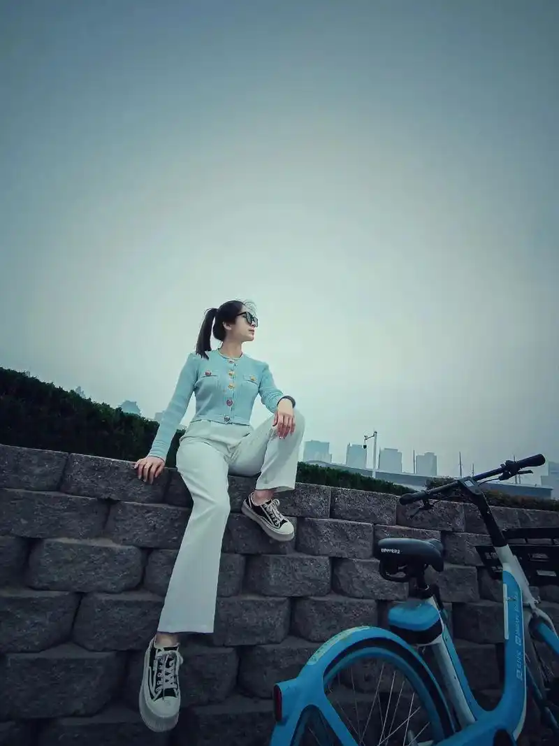 骑单车怎么拍,一人一车别样的心情.#图文伙伴计划 #拍照姿势 - 抖音