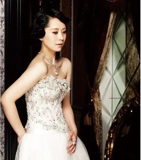 她是央视音乐主持,与前夫离婚嫁小6岁影帝,今仍美得不像话_钱琳琳