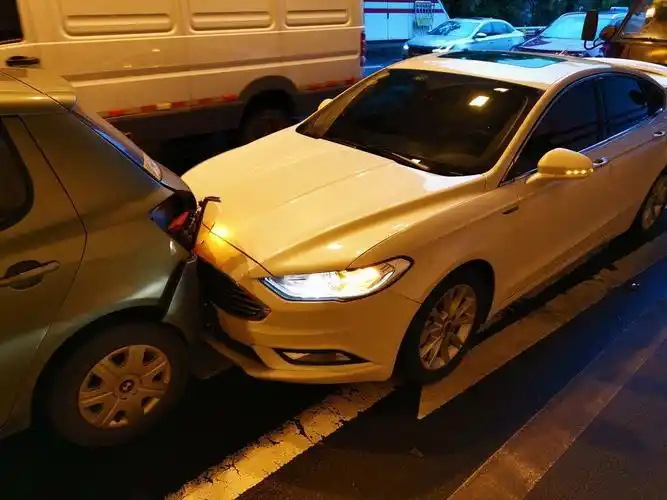 在一次通过隧道时新蒙迪欧被一辆小型货车给追了尾然