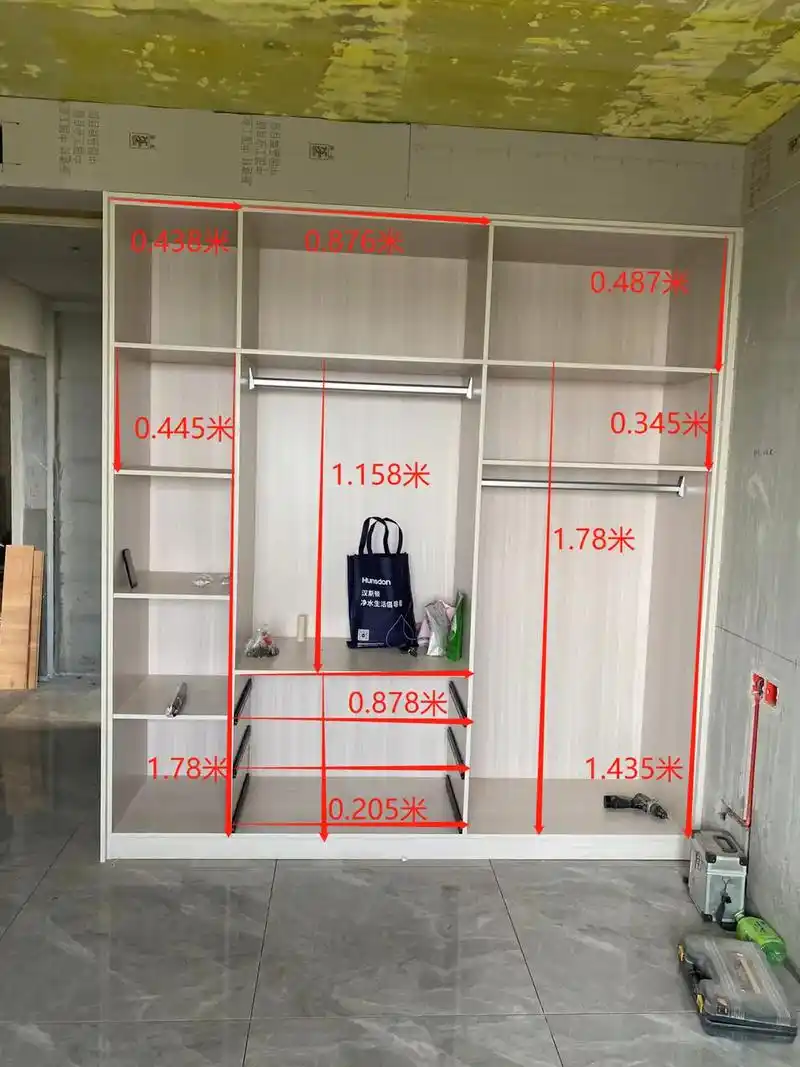 木工师傅现场打柜子.