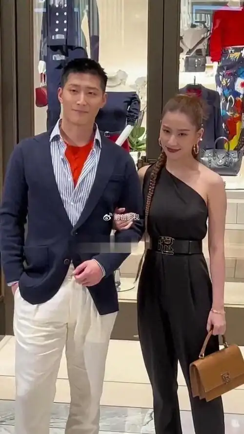 何超莲素颜贴心为丈夫庆生窦骁手挽妻子纤腰灿笑比耶超甜蜜