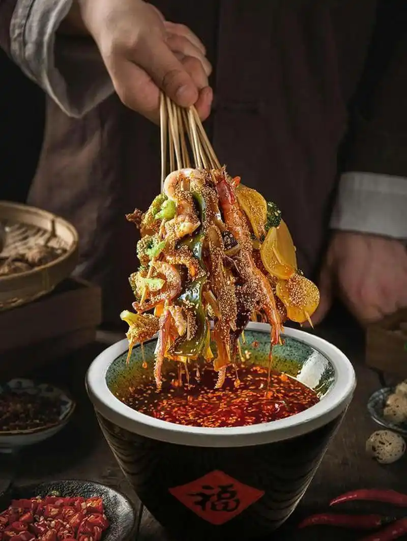 钵钵鸡,作为四川传统名小吃,从清代流传至今已有上百年的历史.有皮脆