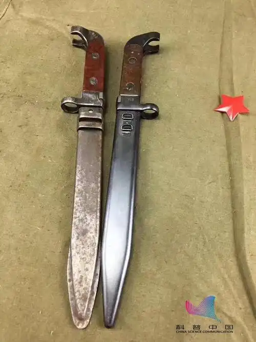 波兰ak47刺刀(左)与中国56式冲(右)可拆卸刺,甚至多数喜欢收藏的人