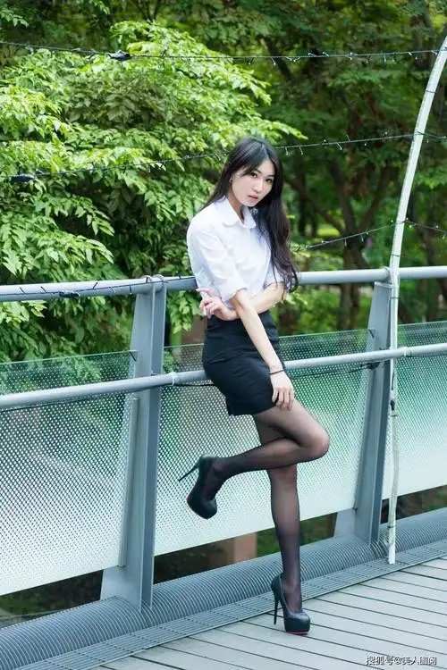 时尚白领上班族秘书职业装黑白搭配黑丝袜