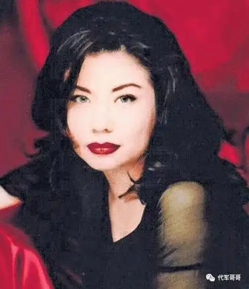 她是黄家驹前女友,曾以未婚妻身份参加其葬礼,57岁却还是单身