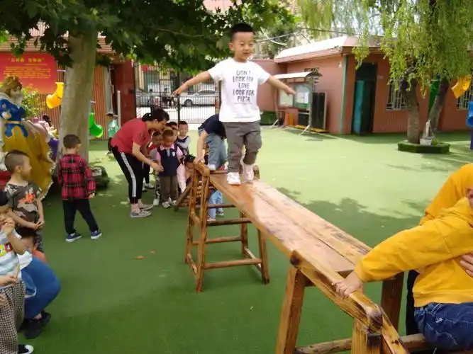 户外活动——走独木桥