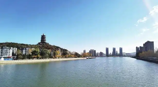 水清岸绿景色美,一池碧水东辽河. (记者隋二龙 摄)