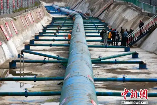 图为回灌区主管道,共涉及85眼井. 富田 摄