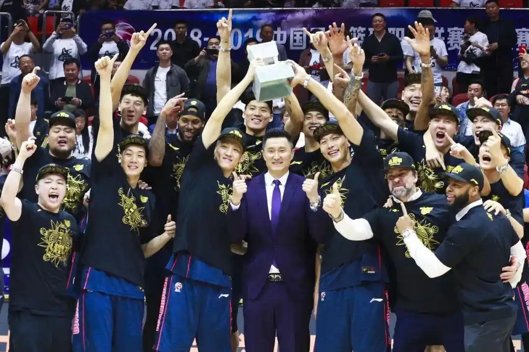 总比分4比0横扫对手, 这是广东队队史第九个cba总冠军, 易建联笑