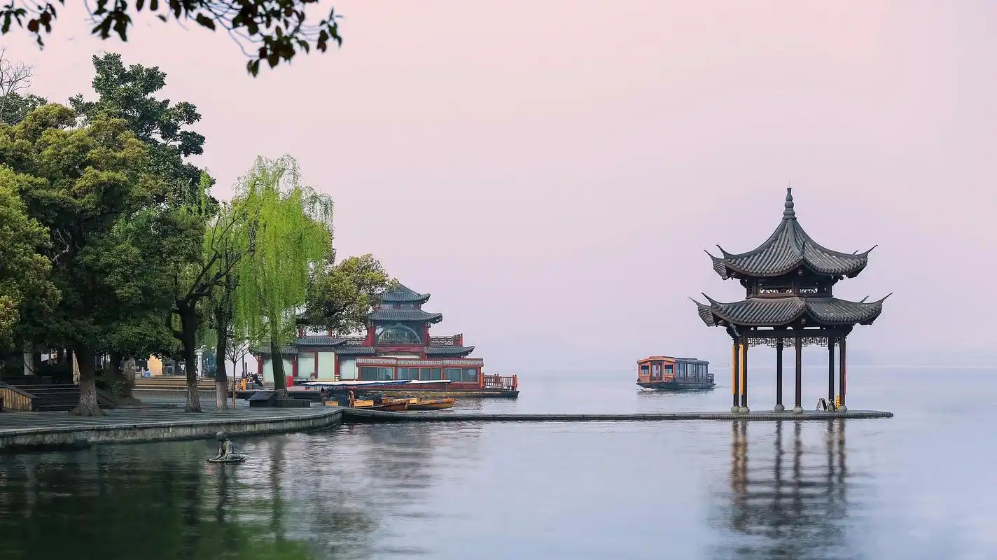 平湖秋月是西湖十景之一,位于白堤西端,背倚孤山,面临外湖.