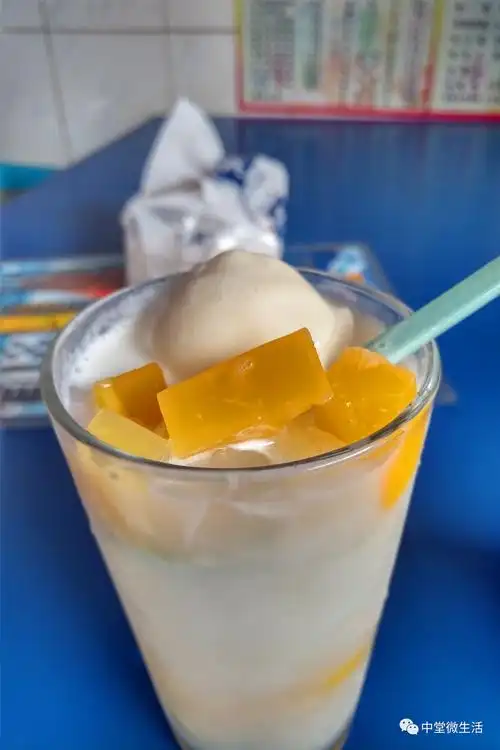 "菠萝雪球冰"冰饮 雪糕搭配热辣辣嘅夏天,饮一啖,凉浸浸小时候,最渴望