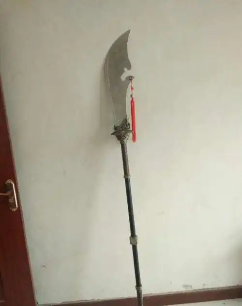 还有一位是极品的了,2米长的大刀,你见过没有?@暮尚