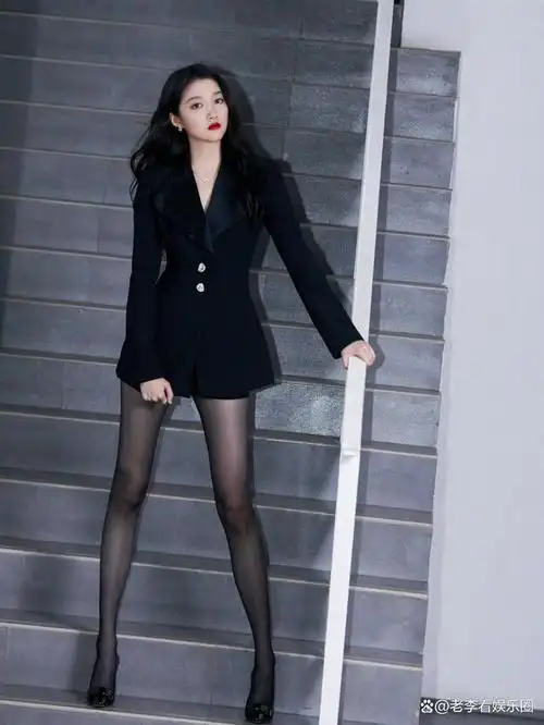 邓紫棋的皮裤造型并非最美,黑色丝袜才是终极武器!