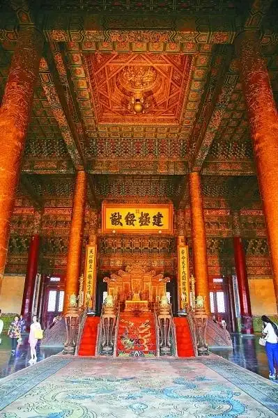 图为实施室内照明改造后的故宫太和殿内景.本报记者 郭俊锋摄