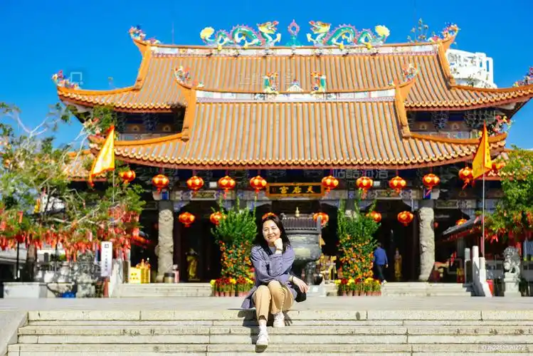 亚裔女性在广东省惠州市巽寮湾天后宫旅游