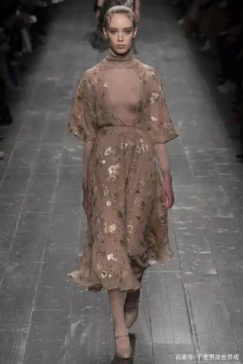 valentino绣有珠宝和水晶的裸色纱裙变幻多端,通透得娇而不媚