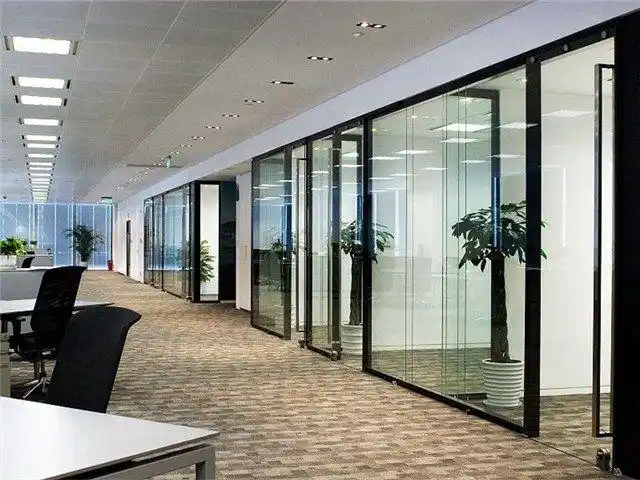 办公区玻璃隔断效果图 快来看看哪款适合你的办公室