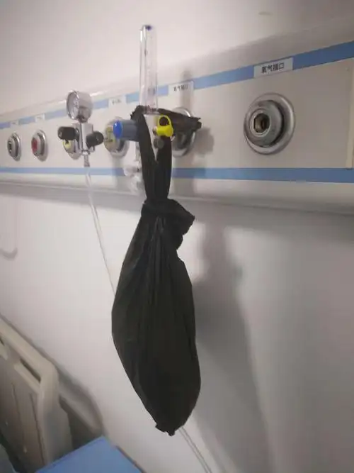 肛肠科:无标识的氧气装置挂在设备带上,长期负重有可能劳损